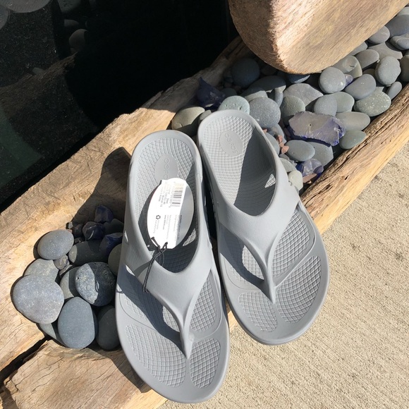 oofos unisex ooriginal thong flip flop